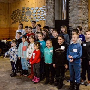 Group photo of Ukrainian children at the Tiffin Centre for Conservation